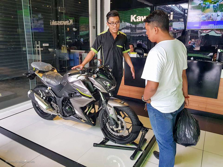 Thanh niên mang gần 2 kg tiền lẻ (139 triệu) để mua Kawasaki Z300 156