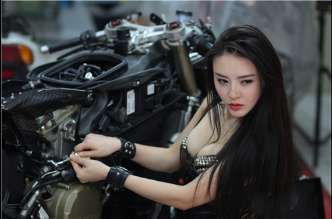 Siêu mẫu gợi cảm bên cạnh các siêu moto "thả thính" cộng đồng 7