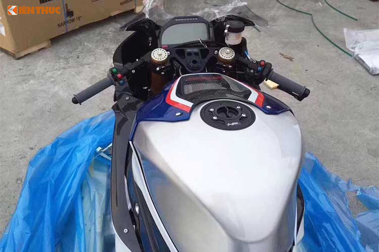 "Bóc tem" siêu môtô BMW HP4 Race mới cáu trị giá 2 tỷ tại Sài Gòn 7