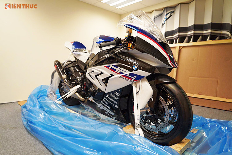 "Bóc tem" siêu môtô BMW HP4 Race mới cáu trị giá 2 tỷ tại Sài Gòn 21