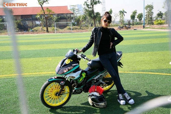 Nữ biker Việt so dáng cá tính bên côn tay Yamaha X1R 5