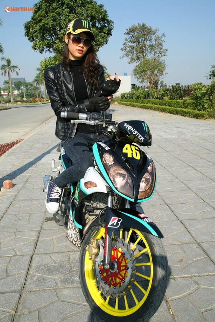 Nữ biker Việt so dáng cá tính bên côn tay Yamaha X1R 147