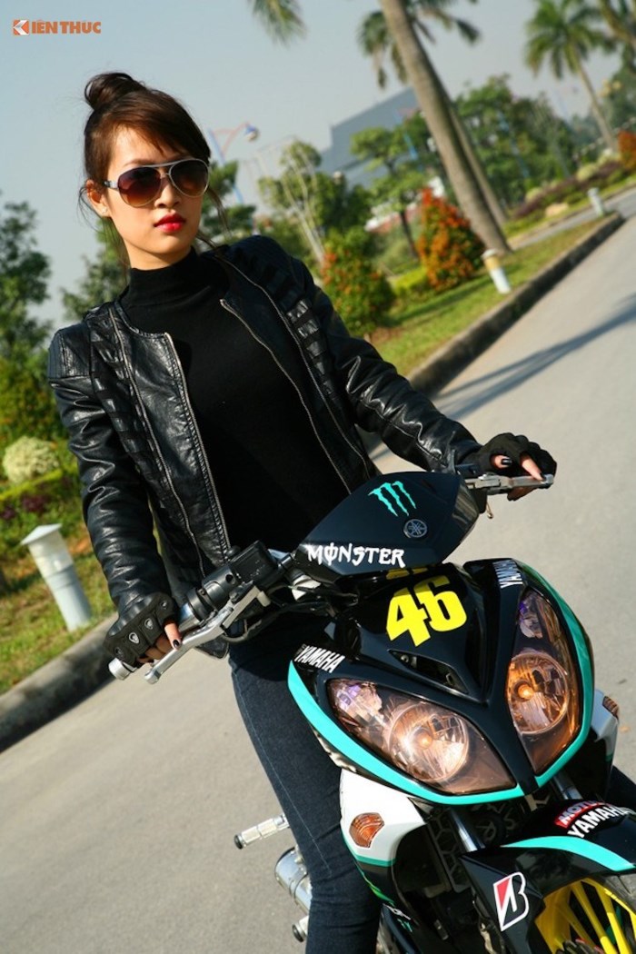 Nữ biker Việt so dáng cá tính bên côn tay Yamaha X1R 145