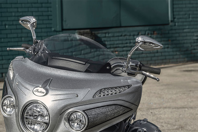 Cận cảnh chiếc môtô India Chieftain Elite 2018 màu bạc cực độc 128