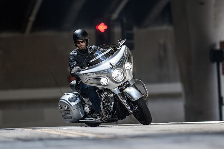 Cận cảnh chiếc môtô India Chieftain Elite 2018 màu bạc cực độc 17