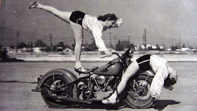 Bộ ảnh phụ nữ ngày xưa bên chiếc xe máy thời trước 1