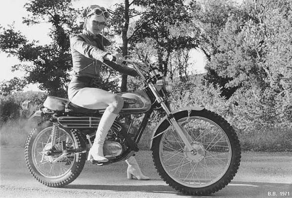 Bộ ảnh phụ nữ ngày xưa bên chiếc xe máy thời trước 19