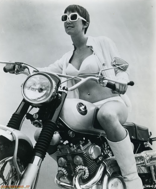 Bộ ảnh phụ nữ ngày xưa bên chiếc xe máy thời trước 21