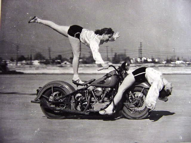 Bộ ảnh phụ nữ ngày xưa bên chiếc xe máy thời trước 23
