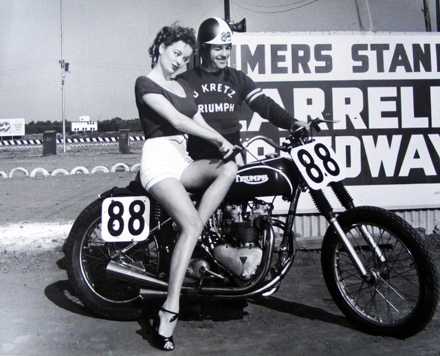 Bộ ảnh phụ nữ ngày xưa bên chiếc xe máy thời trước 203