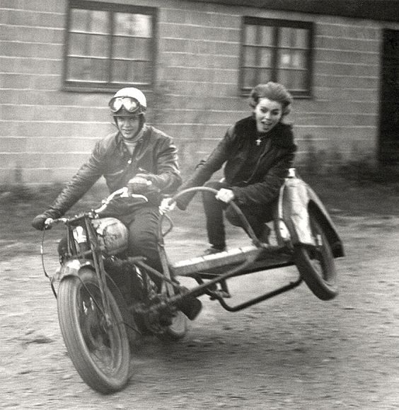 Bộ ảnh phụ nữ ngày xưa bên chiếc xe máy thời trước 5