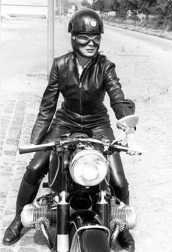 Bộ ảnh phụ nữ ngày xưa bên chiếc xe máy thời trước 7
