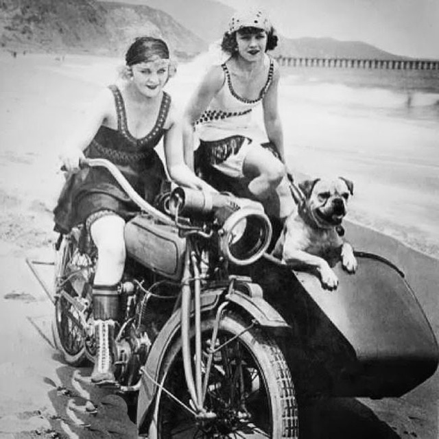 Bộ ảnh phụ nữ ngày xưa bên chiếc xe máy thời trước 189