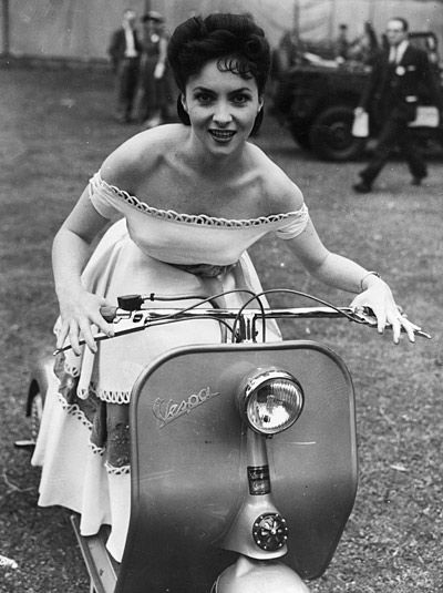 Bộ ảnh phụ nữ ngày xưa bên chiếc xe máy thời trước 13