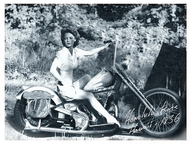 Bộ ảnh phụ nữ ngày xưa bên chiếc xe máy thời trước 195
