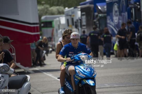 Những khoảnh khắc thú vị khi các tay đua Moto GP cầm lái xe tay ga 211