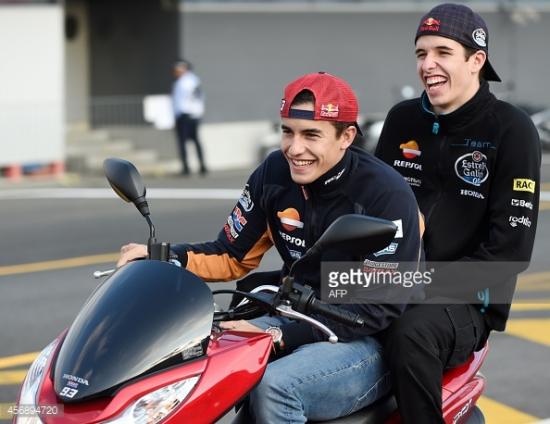 Những khoảnh khắc thú vị khi các tay đua Moto GP cầm lái xe tay ga 217