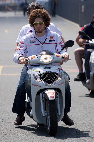 Những khoảnh khắc thú vị khi các tay đua Moto GP cầm lái xe tay ga 221