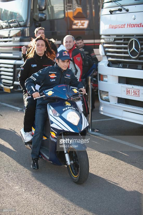 Những khoảnh khắc thú vị khi các tay đua Moto GP cầm lái xe tay ga 223