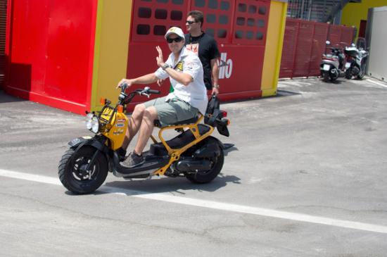 Những khoảnh khắc thú vị khi các tay đua Moto GP cầm lái xe tay ga 195