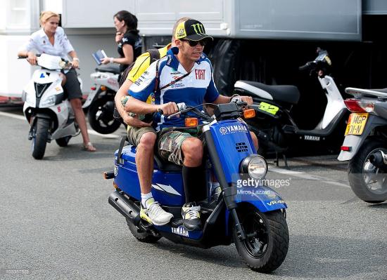 Những khoảnh khắc thú vị khi các tay đua Moto GP cầm lái xe tay ga 203