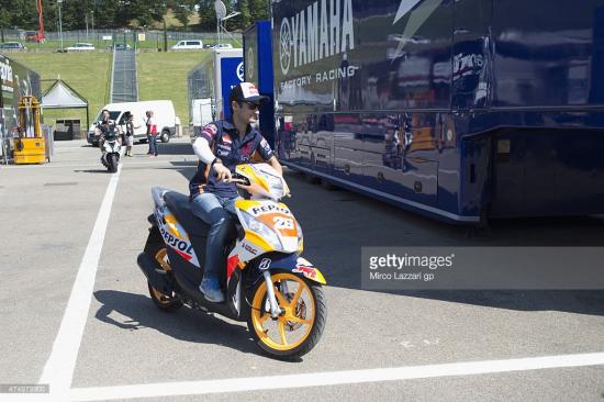 Những khoảnh khắc thú vị khi các tay đua Moto GP cầm lái xe tay ga 207